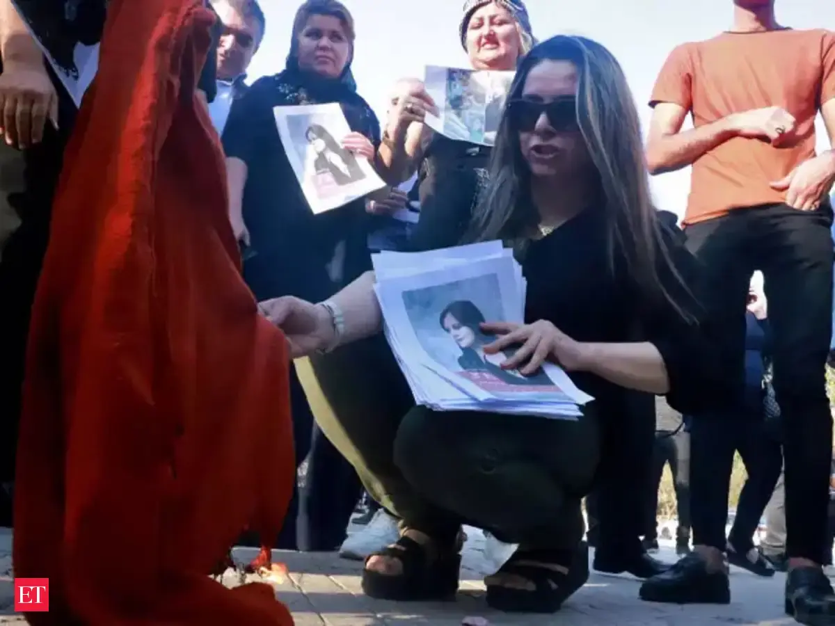 Mahsa Amini: Mahsa Amini death: Iranian women protest against hijab ...