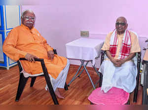 Ernakulam: Rashtriya Swayamsevak Sangh (RSS) chief Mohan Bhagwat interacts with ...