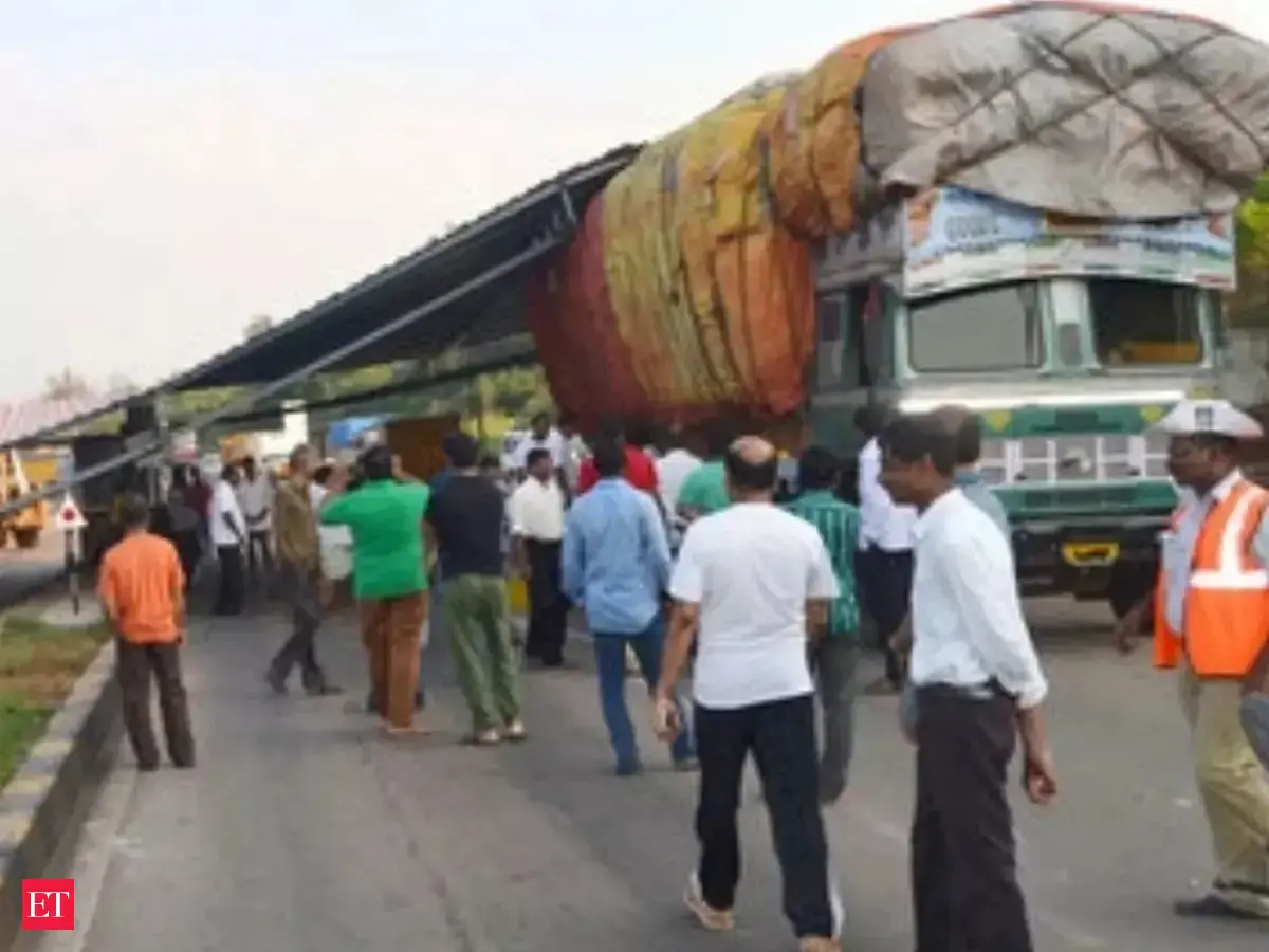 delhi truck accident: Delhi: Truck runs over people sleeping on the ...