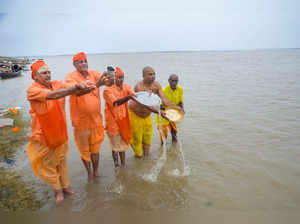 Mirzapur: Hindu devotees perform 'Tarpan' rituals for their ancestors during 'Pi...