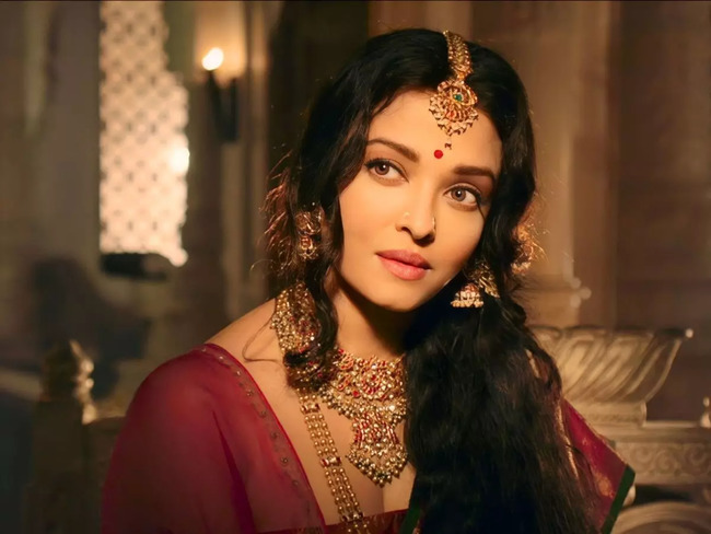 ponniyin selvan: Aishwarya Rai Bachchan shines as Queen Nandini in