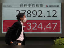 Asia markets spooked by recession risks, dollar climbs
