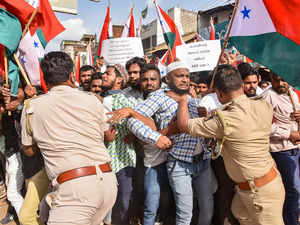 Hubballi: Police attempt to detain Popular Front of India (PFI) and Social Democ...