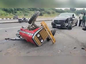 mercedes benz tractor accident