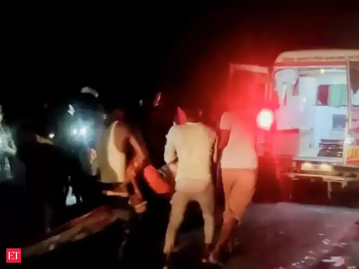 kanpur: Kanpur: Tractor trolley carrying pilgrims overturns in ...