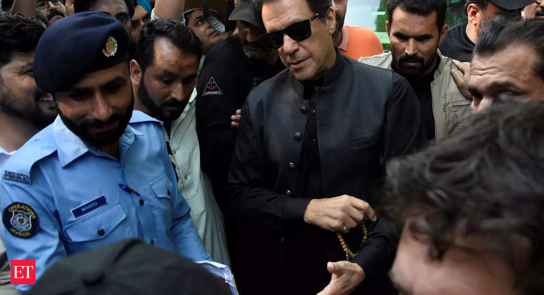 Arrest warrant for former Pakistani Prime Minister Imran Khan for threatening a judge