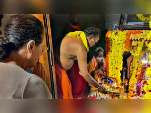 Mysuru: Congress interim President Sonia Gandhi offers prayers at the Bheemanako...