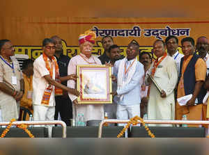 Kanpur: Rashtriya Swayamsevak Sangh (RSS) chief Mohan Bhagwat being felicitated ...