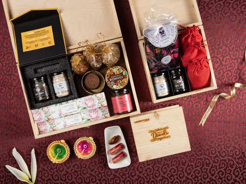 Send Refreshing New Year Gift Hamper with Festive Flavour to Kerala, India  - Page Details : keralaflowersgifts.com