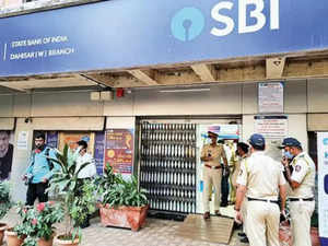 Mumbai: Two walk in, shoot staffer & rob Rs 2.5 lakh from Dahisar SBI