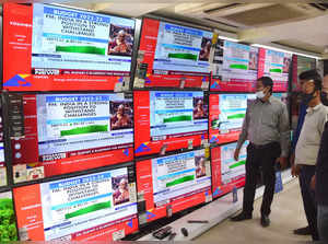 Kolkata, Feb 01 (ANI): People watch Union Finance Minister Nirmala Sitharaman pr...