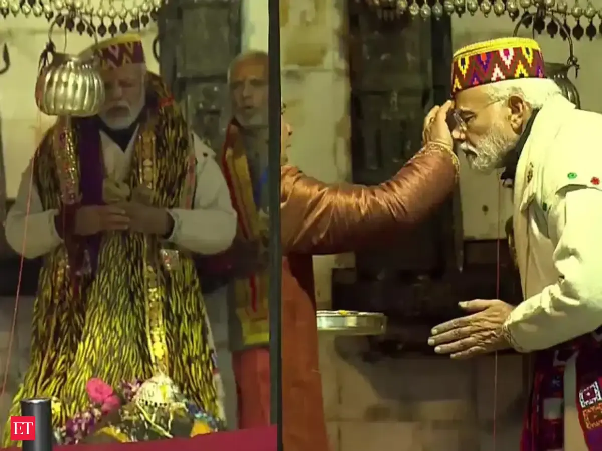 pm modi kedarnath puja: Watch: PM Narendra Modi performs 'puja' at ...