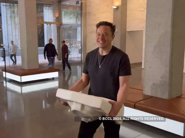 Musk entered Twitter headquarters, carrying a ceramic sink​