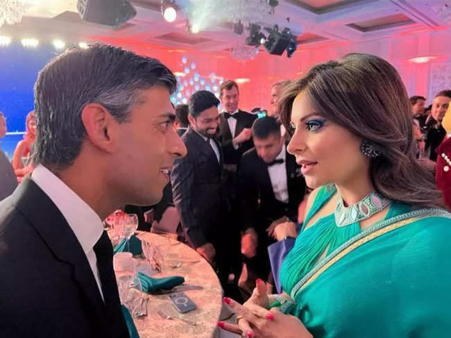 ​While Kanika Kapoor dazzled in a peacock green saree with a matching blouse for the event, Rishi Sunak looked dapper in a tailored suit.​