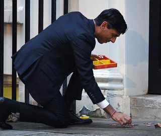 This Diwali, UK PM Rishi Sunak gives London's No. 10 Downing Street a festive twist with diyas