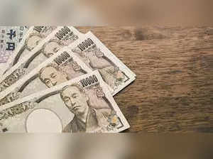 What is reason for Japanese Yen's decline?