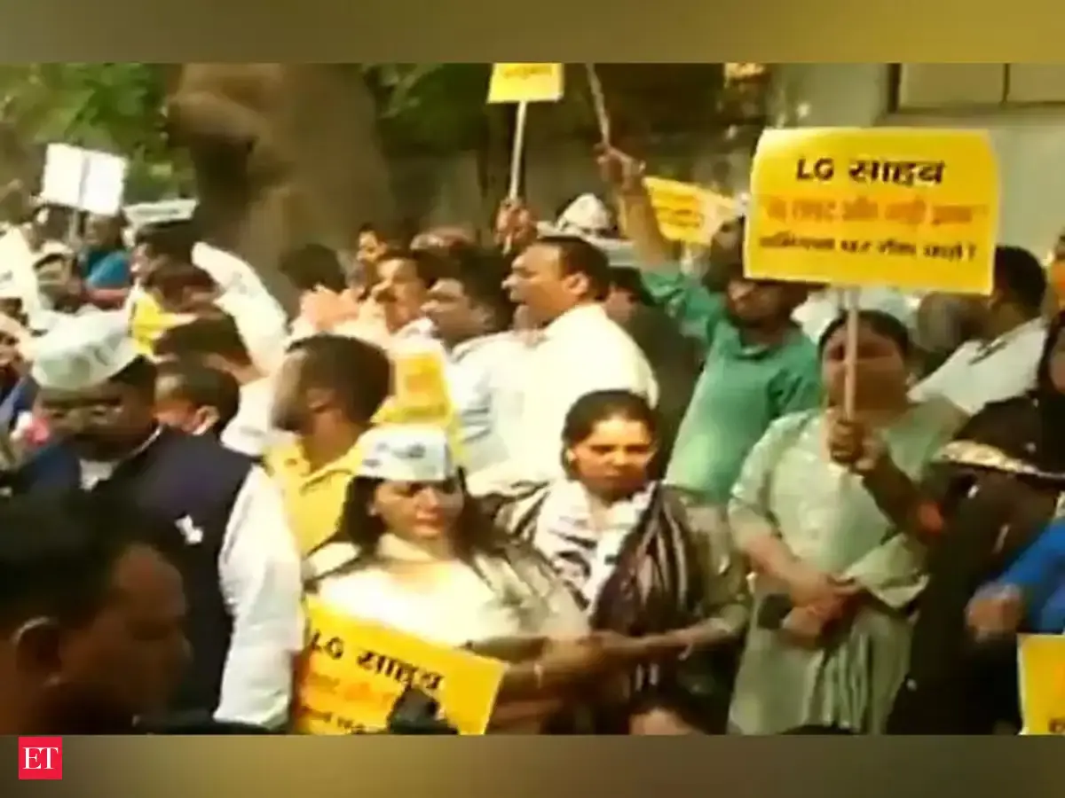 Kejriwal govt vs Delhi LG: AAP workers protest over postponement of ...