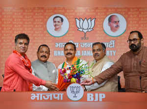 New Delhi: Expelled Aam Aadmi Party (AAP) leader Balwant Singh Mankotia joins BJ...