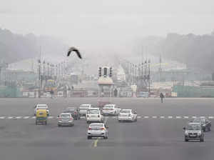 new-delhi-vehicles-ply-at-rajpath-amid-low-visibility-due-to-fog-in-new-delhi-