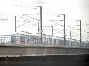 New Delhi: A metro runs on a track amid low visibility due to smog, in New Delhi on Tuesday, Nov. 08, 2022. (Photo: Qamar Sibtain/IANS)
