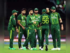 Melbourne : Pakistani players celebrate after a dismissal during the T20 World Cup final match between England and Pakistan at the Melbourne Cricket Ground, in Melbourne, Australia on Sunday, November 13, 2022. (Photo:IANS)