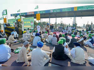 Patiala: Bharatiya Kisan Union Ekta (Sidhupur) members block the Dhareri Jattan ...