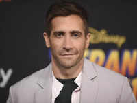 jake gyllenhaal: 'Where is Jake Gyllenhaal? Let's talk.' Fans troll actor  after Taylor Swift releases 10-minute version of 'All Too Well' - The  Economic Times