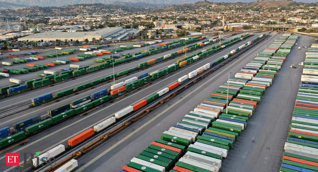 US supply chain under threat as unions, railroads, clash