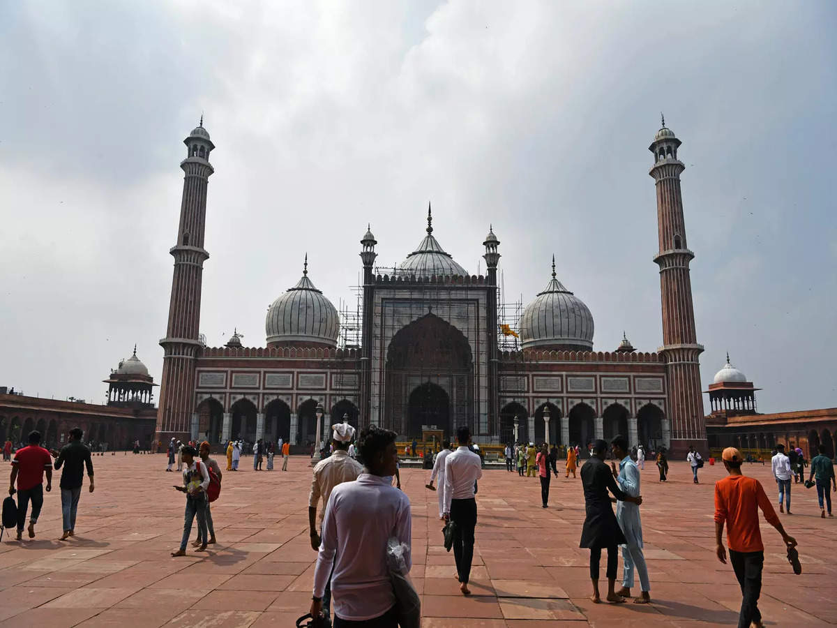 Jama Masjid LIVE Updates: Delhi's Jama Masjid bans entry of 'girls ...