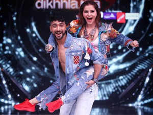 Jhalak Dikhhla Jaa 10: Rubina Dilaik and Sanam Johar suffer wardrobe malfunction; still manage to complete the act