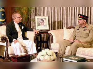 Pakistani President Arif Alvi (L) meets with newly-appointed chief of army staff Asim Munir in Islamabad, capital of Pakistan, on Nov. 24, 2022.  (PID/Handout via Xinhua)