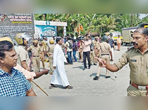 Anti-Adani and pro-port groups confront each other at Vizhinjam