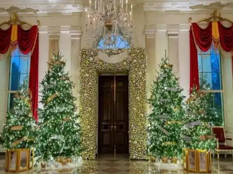 Decorations in different wings