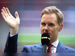Dan Walker slams ITV reporter for wearing split England and Wales jersey amid World Cup 2022