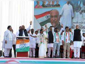 Dediapada: Congress President Mallikarjun Kharge addresses a huge public meeting in Dediapada, Gujarat on Sunday, November 27, 2022. (Photo:IANS/Twitter)