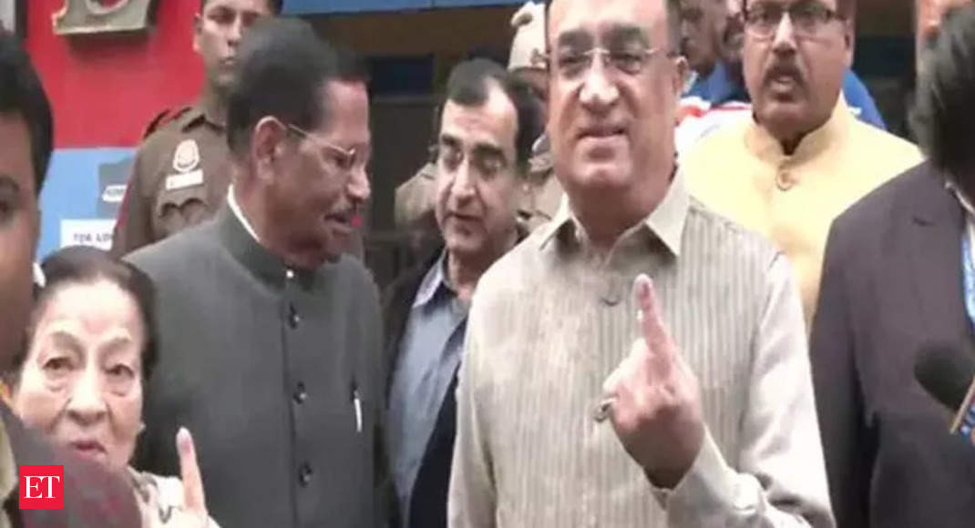 ajay maken: Delhi MCD Elections 2022: Congress Leader Ajay Maken casts vote in Rajouri Garden - The Economic Times Video | ET Now