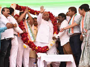 Aravalli (Gujarat), Dec 02 (ANI): Congress president Mallikarjun Kharge being ga...