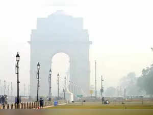 New Delhi: A view of India Gate covered with the thick layer of smog, in New Delhi on Tuesday, November 29, 2022. (Photo: Wasim Sarvar/IANS)