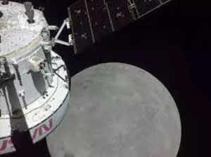 NASA Artemis 1 Orion conducts last flyby of moon