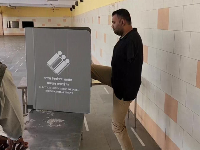 Man uses feet to vote