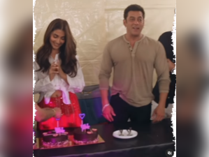Salman Khan-Pooja Hegde: After dating speculations, now break-up rumours invite memes like "Shera Se Breakup" from netizens. Read more here
