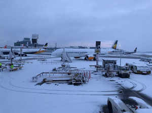 Manchester Airport temporarily shuts down both runaways due to ‘heavy snowfall
