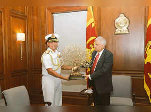 Navy chief in Sri Lanka (Twitter)