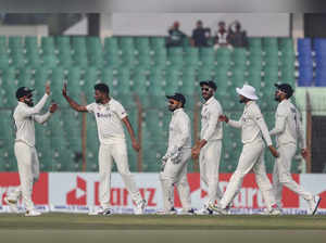 India vs Bangladesh test: Pacer Mohammed Siraj and Litton Das get into heated argument, Virat Kohli also joins