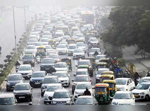 New Delhi: Traffic jam seen on a road amid smog due to pollution, in New Delhi on Thursday, December 22, 2022. (Photo: Qamar Sibtain/IANS)