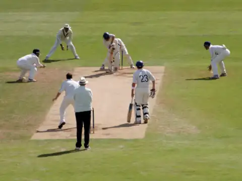 Umpire&rsquo;s signal approval