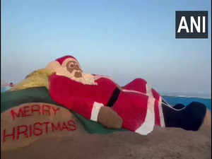 Christmas 2022: Odisha sand artist creates Santa Claus sculpture with 1500 kg tomatoes