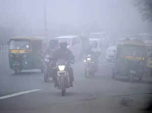 New Delhi: Traffic moving amid dense fog on a cold day, in New Delhi on Monday, December 19, 2022. (Photo: Qamar Sibtain/IANS)
