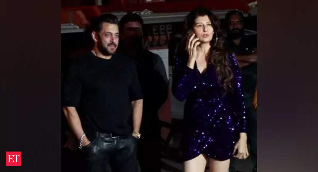 Sangeeta Bijlani Salman Khan S Forehead Kiss For Ex Girlfriend Sangeeta Bijlani Grabs The