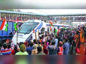 PM Flags off Bengal’s 1st Vande Bharat Train
